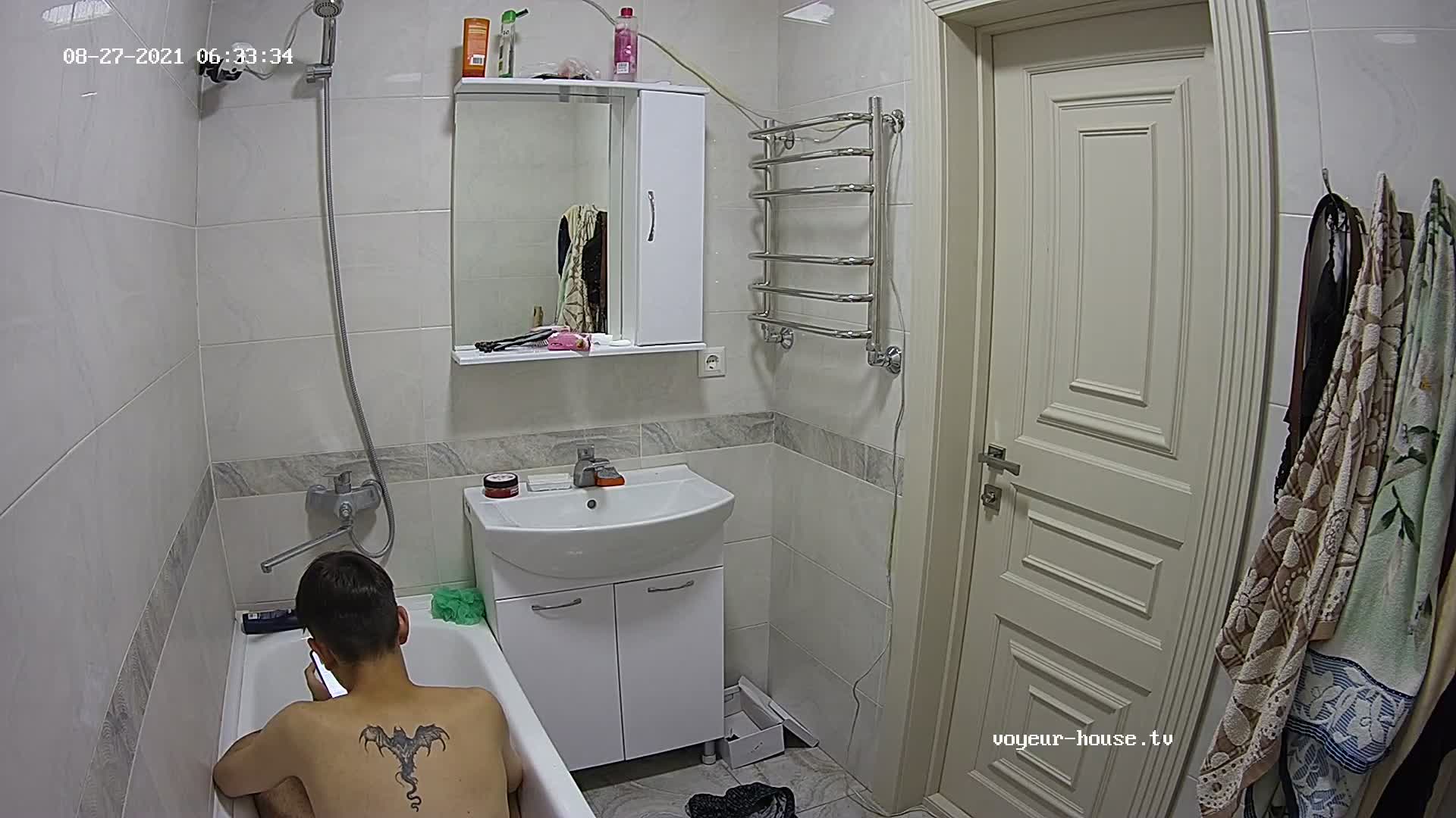Video of piss for RealLifeCam Voyeurhouse HomePage